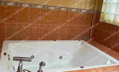 Casa en Renta o Venta semi-amueblada con alberca en fraccionamiento La Calera