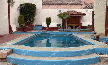 Casa en Renta o Venta semi-amueblada con alberca en fraccionamiento La Calera