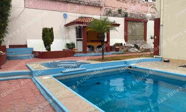 Casa en Renta o Venta semi-amueblada con alberca en fraccionamiento La Calera