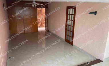 Casa en Renta o Venta semi-amueblada con alberca en fraccionamiento La Calera