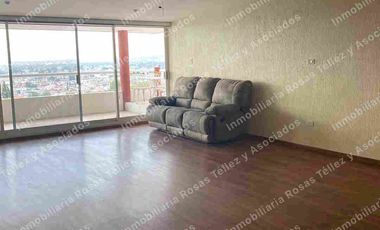 Casa en Renta o Venta semi-amueblada con alberca en fraccionamiento La Calera