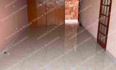 Casa en Renta o Venta semi-amueblada con alberca en fraccionamiento La Calera