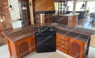 Casa en Renta o Venta semi-amueblada con alberca en fraccionamiento La Calera