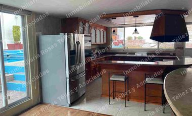 Casa en Renta o Venta semi-amueblada con alberca en fraccionamiento La Calera