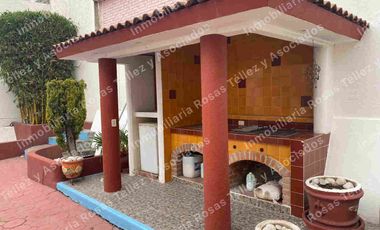Casa en Renta o Venta semi-amueblada con alberca en fraccionamiento La Calera