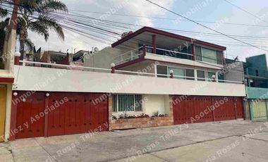 Casa en Renta o Venta semi-amueblada con alberca en fraccionamiento La Calera