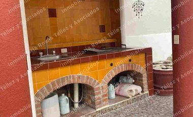 Casa en Renta o Venta semi-amueblada con alberca en fraccionamiento La Calera