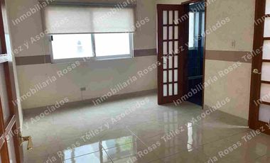 Casa en Renta o Venta semi-amueblada con alberca en fraccionamiento La Calera