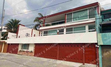Casa en Renta o Venta semi-amueblada con alberca en fraccionamiento La Calera