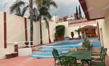 Casa en Renta o Venta semi-amueblada con alberca en fraccionamiento La Calera