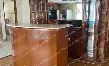 Casa en Renta o Venta semi-amueblada con alberca en fraccionamiento La Calera