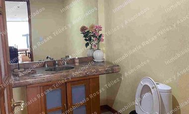 Casa en Renta o Venta semi-amueblada con alberca en fraccionamiento La Calera