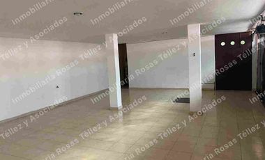 Casa en Renta o Venta semi-amueblada con alberca en fraccionamiento La Calera