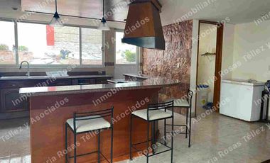 Casa en Renta o Venta semi-amueblada con alberca en fraccionamiento La Calera