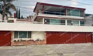 Casa en Renta o Venta semi-amueblada con alberca en fraccionamiento La Calera