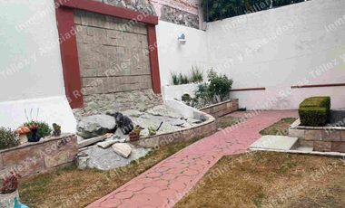 Casa en Renta o Venta semi-amueblada con alberca en fraccionamiento La Calera