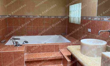 Casa en Renta o Venta semi-amueblada con alberca en fraccionamiento La Calera