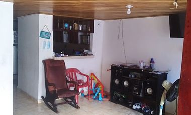 EN EL BARRIO EL SILENCIO VENDO CASA CON APARTAMENTO EN SEGUNDO PISO TIENE 2 HABITACIONES Y EN EL PRIMERO TRES HABITACIONES