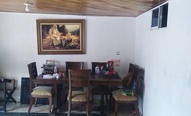 EN EL BARRIO EL SILENCIO VENDO CASA CON APARTAMENTO EN SEGUNDO PISO TIENE 2 HABITACIONES Y EN EL PRIMERO TRES HABITACIONES