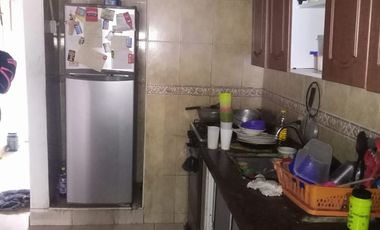 EN EL BARRIO EL SILENCIO VENDO CASA CON APARTAMENTO EN SEGUNDO PISO TIENE 2 HABITACIONES Y EN EL PRIMERO TRES HABITACIONES