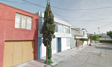 casa en venta en Jardines de Celaya 1a secc., Celaya, Guanajuato en calle de Jacarandas # 111