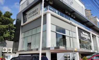 LOCAL COMERCIAL EN VENTA SOBRE BERNARDO QUINTANA EN ESQUINA¡¡¡