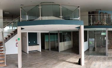 LOCAL COMERCIAL EN VENTA SOBRE BERNARDO QUINTANA EN ESQUINA¡¡¡