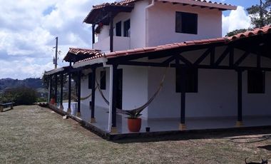 VENDO FINCA DE DOS NIVELES EN SAN VICENTE FERRER ANTIOQUIA.