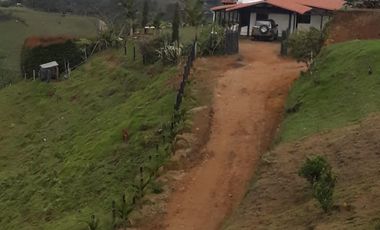 VENDO FINCA DE DOS NIVELES EN SAN VICENTE FERRER ANTIOQUIA.