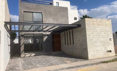 CASA EN VENTA EN RANCHO SANTA MONICA AGUASCALIENTES JUNTO A CAMPO DE GOLF