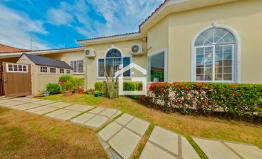 Casa de Venta con Piscina en La Carolina, Machala