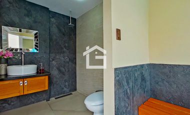 Casa de Venta con Piscina en La Carolina, Machala