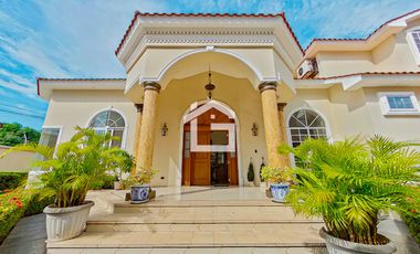 Casa de Venta con Piscina en La Carolina, Machala