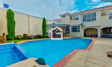 Casa de Venta con Piscina en La Carolina, Machala