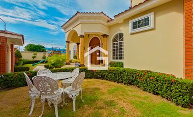 Casa de Venta con Piscina en La Carolina, Machala