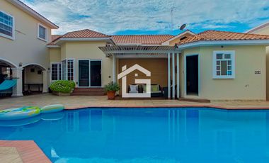 Casa de Venta con Piscina en La Carolina, Machala