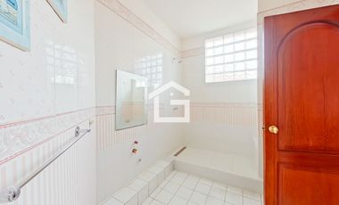 Casa de Venta con Piscina en La Carolina, Machala