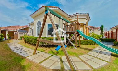 Casa de Venta con Piscina en La Carolina, Machala