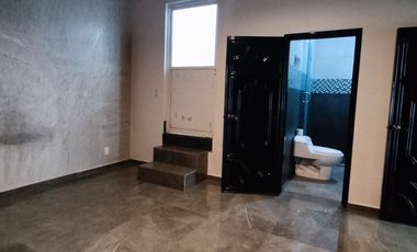 Casa en Renta en Jardines de la Paz: Jacuzzi, Estudio y Recámara en Planta Baja