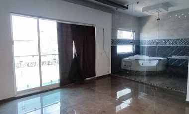 Casa en Renta en Jardines de la Paz: Jacuzzi, Estudio y Recámara en Planta Baja