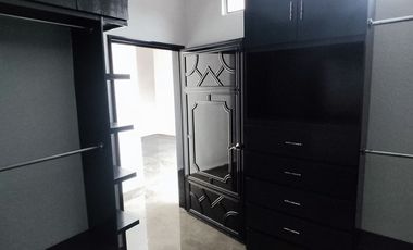 Casa en Renta en Jardines de la Paz: Jacuzzi, Estudio y Recámara en Planta Baja