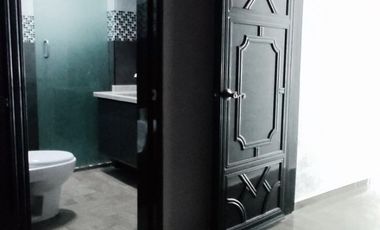 Casa en Renta en Jardines de la Paz: Jacuzzi, Estudio y Recámara en Planta Baja