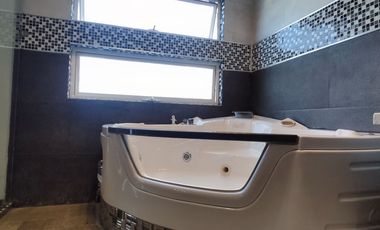 Casa en Renta en Jardines de la Paz: Jacuzzi, Estudio y Recámara en Planta Baja