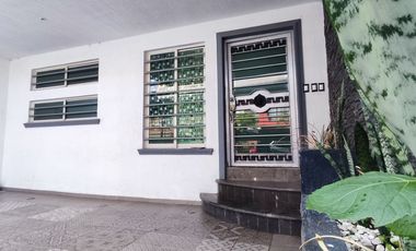 Casa en Renta en Jardines de la Paz: Jacuzzi, Estudio y Recámara en Planta Baja