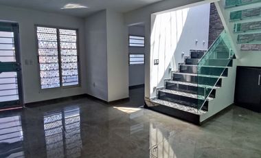 Casa en Renta en Jardines de la Paz: Jacuzzi, Estudio y Recámara en Planta Baja