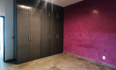 Casa en Renta en Jardines de la Paz: Jacuzzi, Estudio y Recámara en Planta Baja