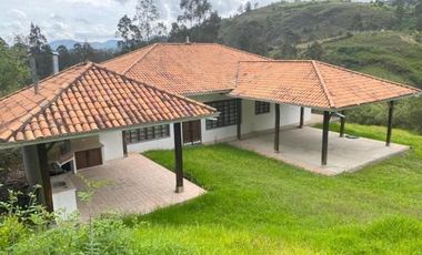 Finca en venta con 8 hectáreas de terreno y elegante casa a 8km de Gualaceo