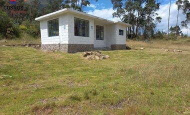 Venta de casa de campo con terreno en Otavalo sector Agato Yaculoma, 3.951 m2