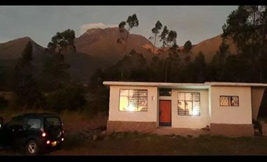 Venta de casa de campo con terreno en Otavalo sector Agato Yaculoma, 3.951 m2