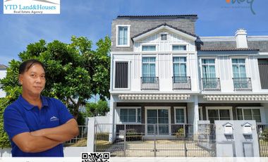 2-story townhome for rent, Indy Bangna - Ramkhamhaeng 2, near Mega Bangna.  The best location in this area  The front of the house faces east. The house has a corner plot. There is a mezzanine in the master bedroom. It is beautifully decorated and has an electric awning in front of the house.  There is space on the side.  Just a few steps from the clubhouse.  There is a garden to provide shade. Fully furnished.